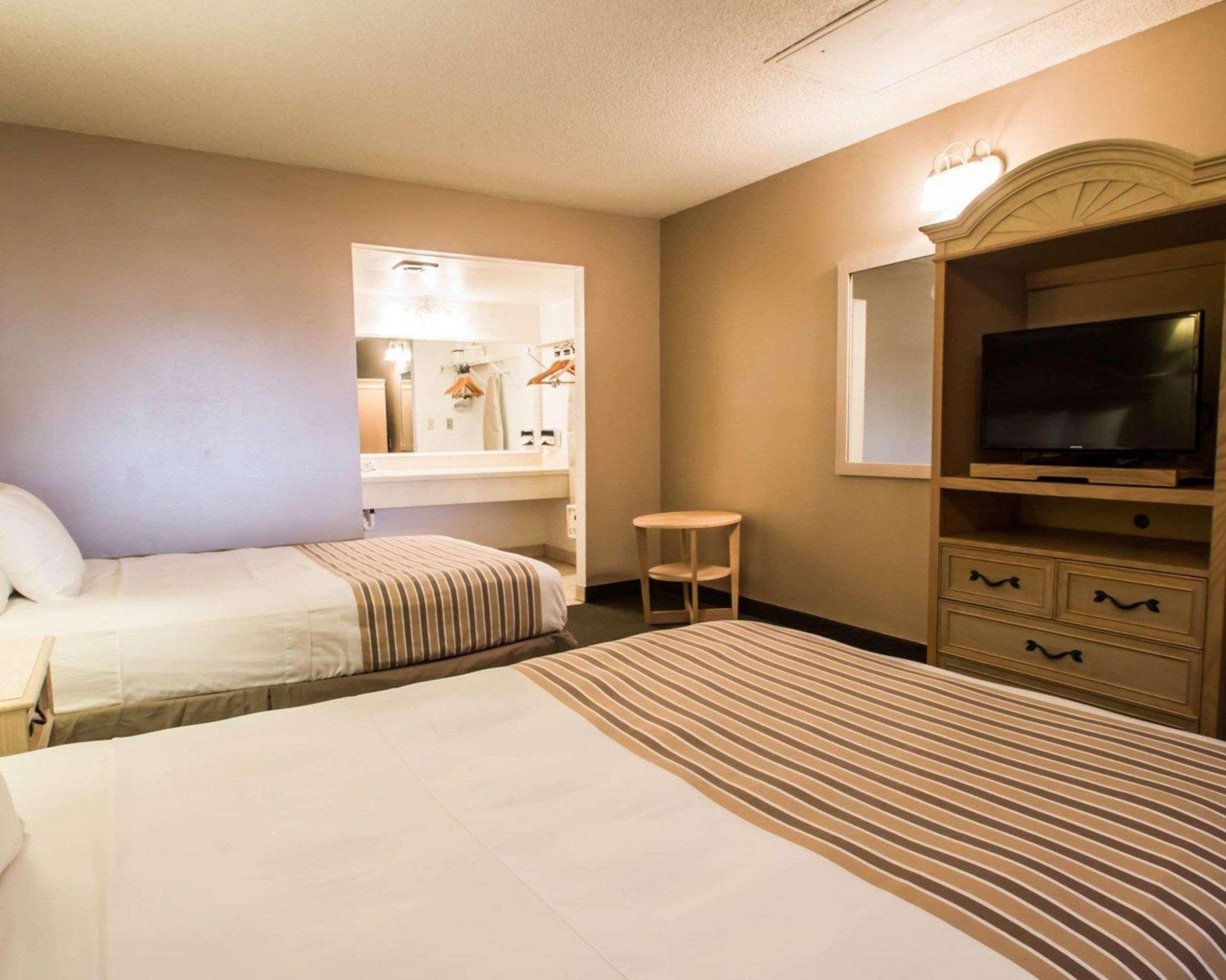 Rodeway Inn Forest City Exterior foto